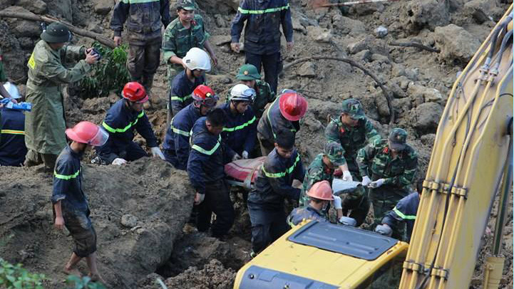 Sạt lở vùi lấp 18 người: Tìm thấy thi thể trưởng xóm