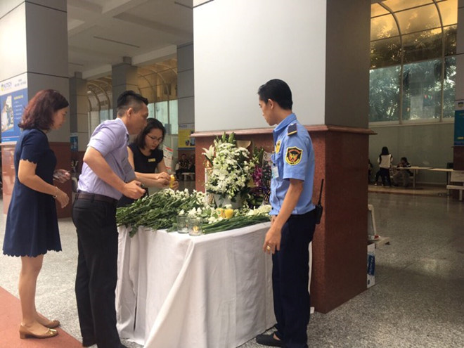 Trường Hutech lập bàn hoa tưởng nhớ nam sinh tử vong do bê tông rơi