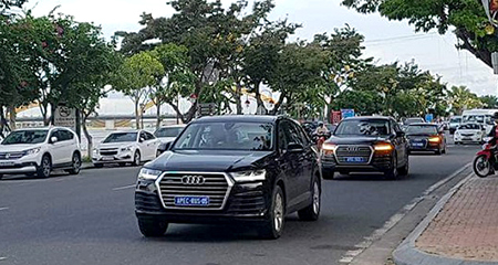 Dỡ cẩu tháp, nhận siêu xe phục vụ APEC