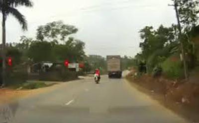 Cặp đôi vượt ẩu và khoảnh khắc khiến người đi đường nín lặng