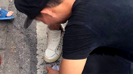 Người đánh giày giúp khách Tây lấy lại tiền từ chủ quán bia 'chặt chém'