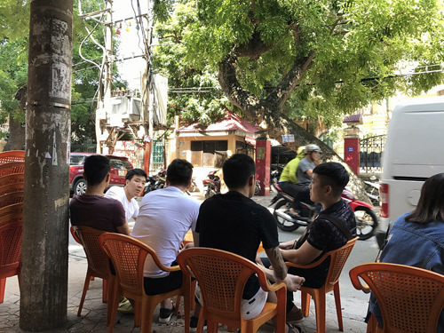 Chuyện ô tô Vinfast sôi nổi quanh cốc trà đá