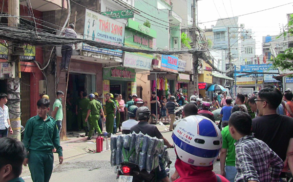 Cứu đôi vợ chồng khỏi đám cháy cửa hàng thời trang ở Sài Gòn