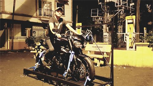 MC Anh Tuấn lái xe