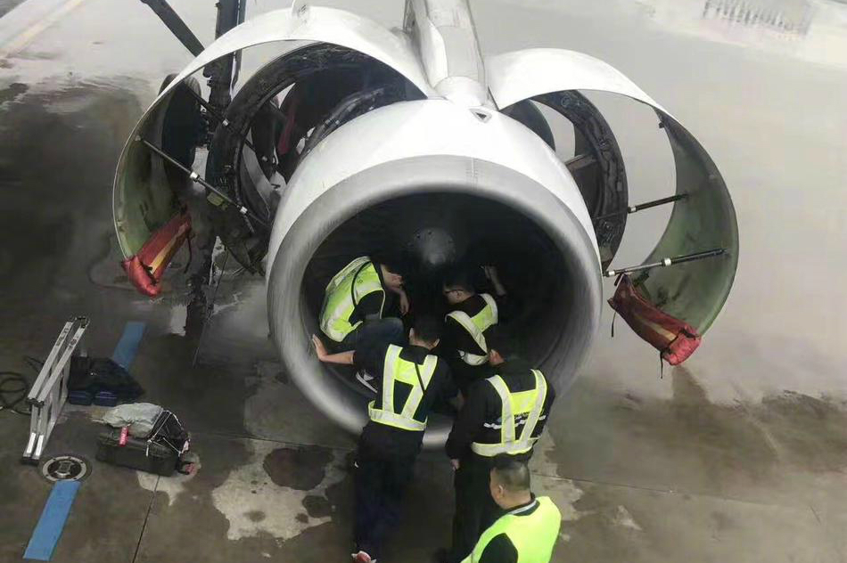 Hủy chuyến bay vì khách ném tiền xu vào động cơ