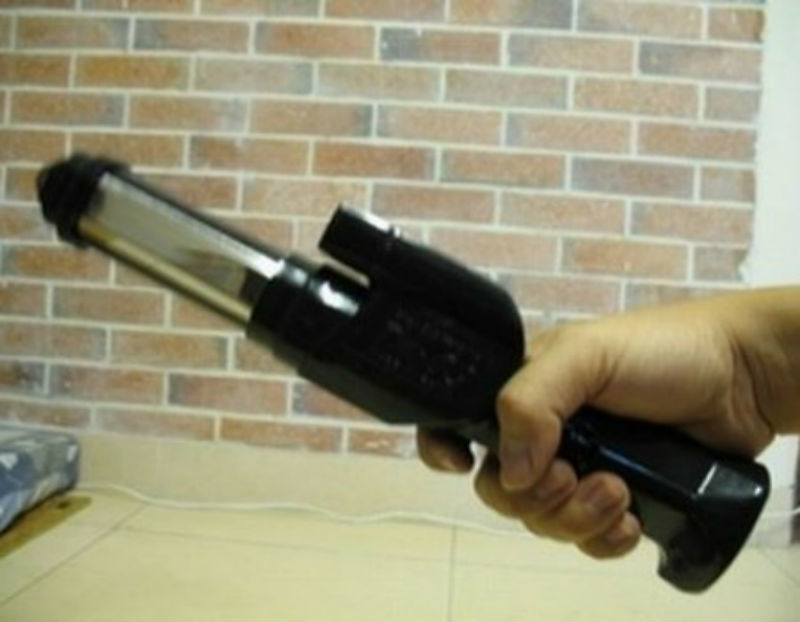 Bắt nóng 2 đối tượng dùng roi điện cướp tiệm cầm đồ