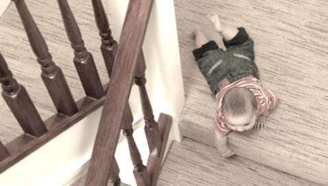 Theo mẹ đi lau nhà thuê, bé 3 tuổi trượt ngã hôn mê