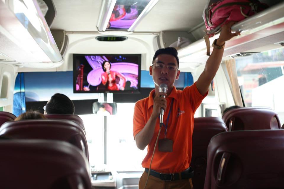 Hướng dẫn viên bối rối trước màn ghen tuông của vợ lái xe