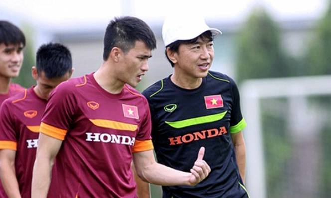Công Vinh vời HLV Miura