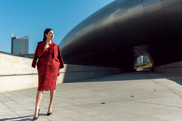 Diễm My lại mặc váy hoa nổi bật tại Seoul Fashion Week