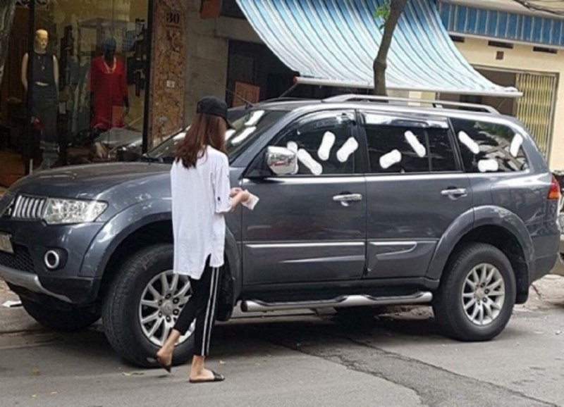 Cô gái 'đuổi' ô tô vì đậu trước của tiệm bằng chiêu độc
