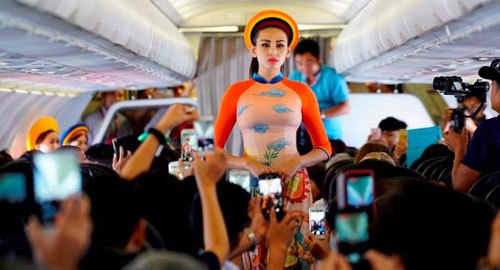 Siêu mẫu Võ Hoàng Yến catwalk ngay trên tàu bay Vietjet
