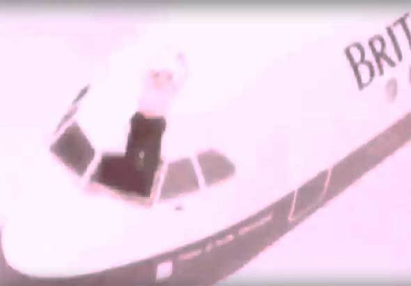 Khoảnh khắc phi công bị hút khỏi cửa sổ máy bay