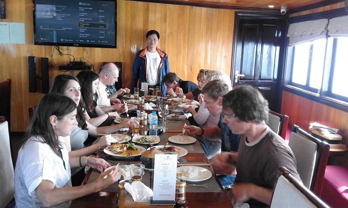 Hướng dẫn viên cho khách Tây kể chuyện kiếm tiền tỷ, mua nhà phố cổ