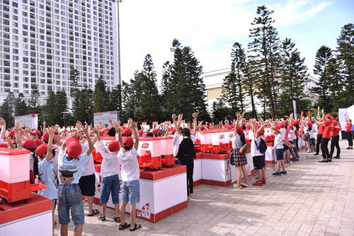 Hơn 2.000 học sinh nhảy đồng diễn vũ điệu rửa tay