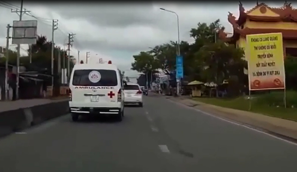 Lái xe tiền tỷ 'kiên cường' không cho xe cứu thương vượt...