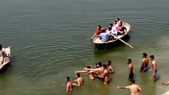 Người đàn ông đuối nước trước sự bất lực của 29 người chứng kiến