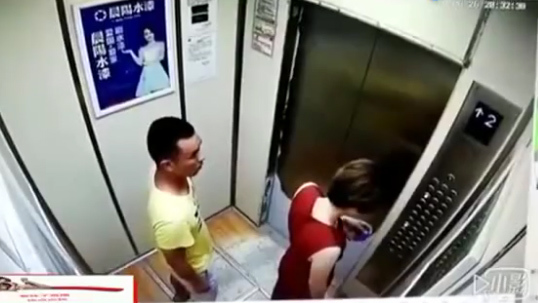 Một phụ nữ bị trai lạ tấn công trong thang máy