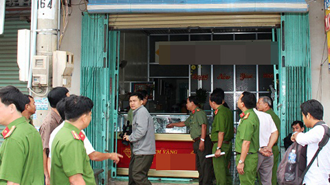 Trộm đột nhập tiệm vàng ở miền Tây ‘khoắng' nhiều nữ trang