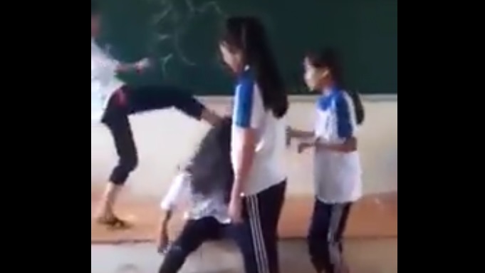 Đình chỉ học 6 nữ sinh đánh hội đồng, cưỡi lên đầu và lột áo bạn