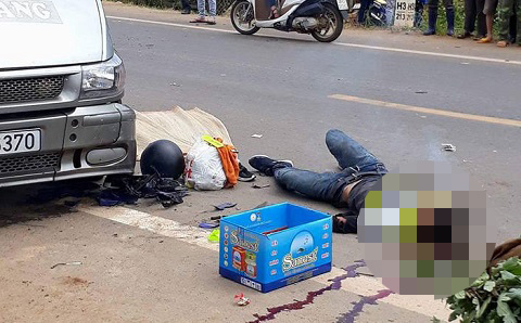 'Phượt thủ' tông nhau ngã ra đường bị xe khách cán tử vong