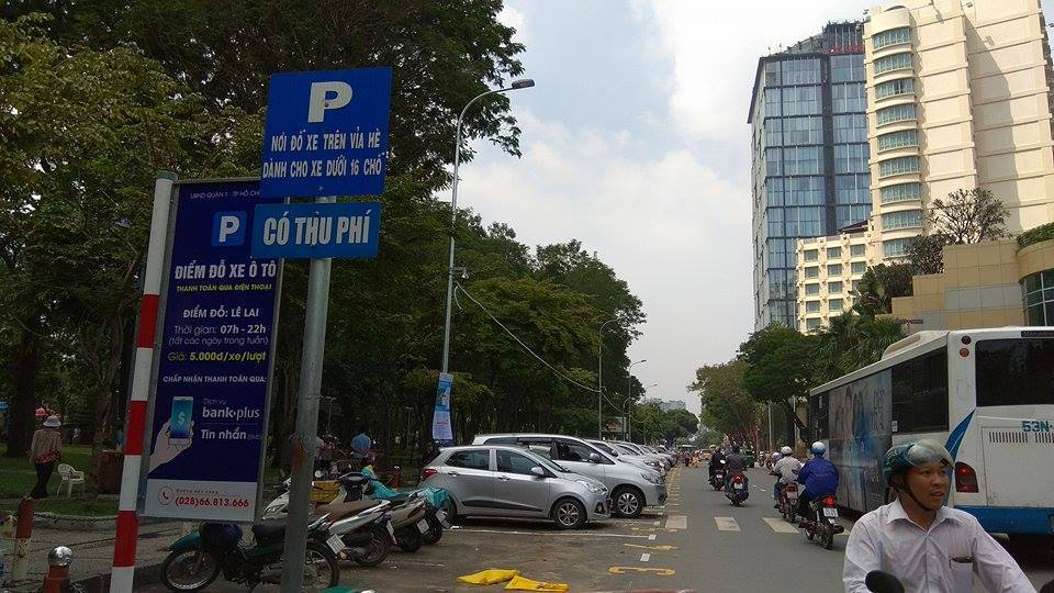 Ngày 1/8, TP.HCM thu phí ô tô đậu lòng đường qua tin nhắn
