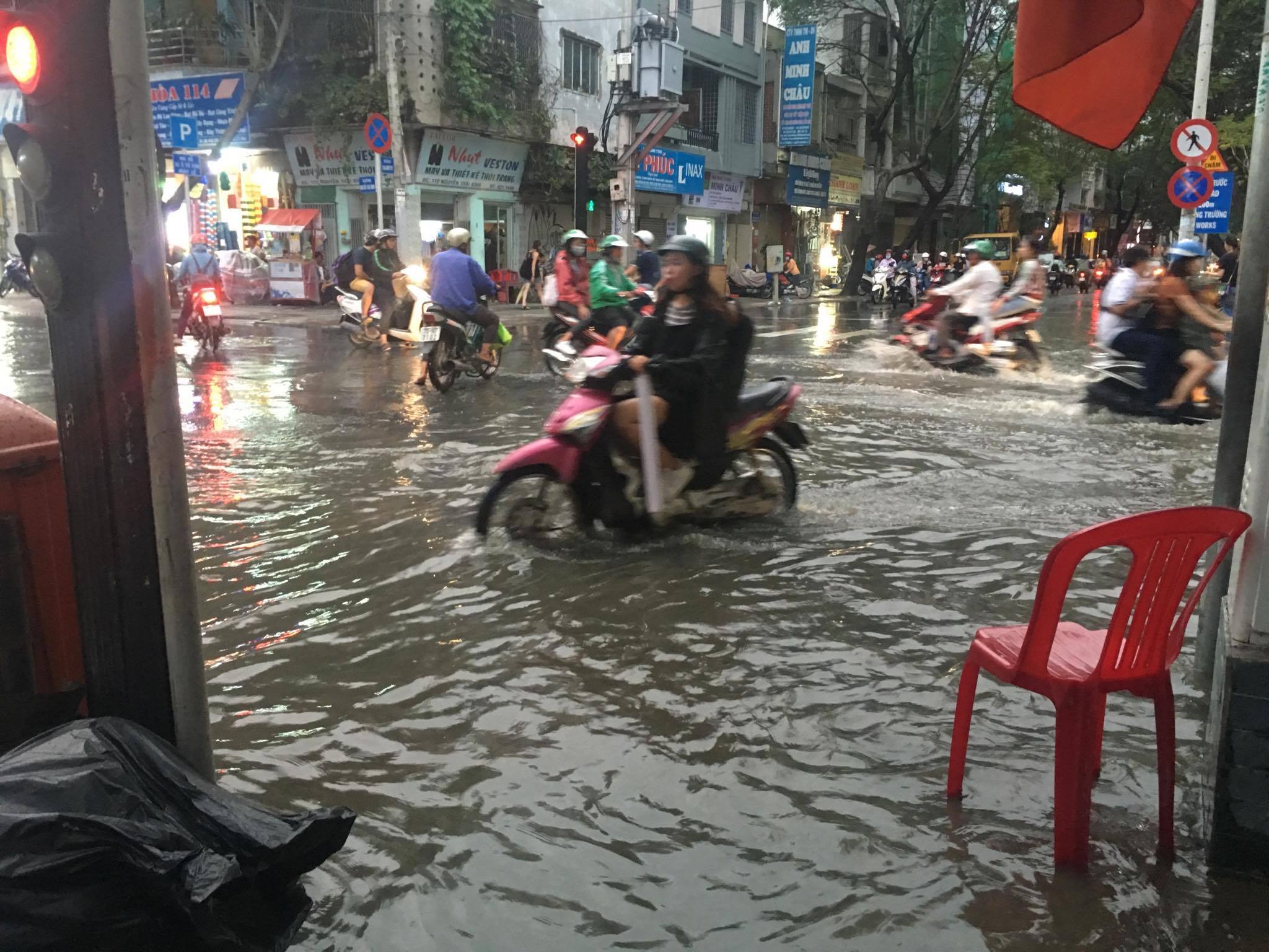 Quận trung tâm Sài Gòn ngập nặng trong cơn mưa chiều