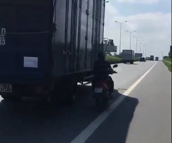 Chiêu độc: Liều mạng chạy song song container để tránh nắng