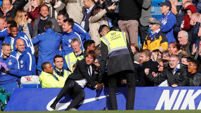 Chelsea thắng nghẹt thở: Conte lướt trên ngọn sóng dữ