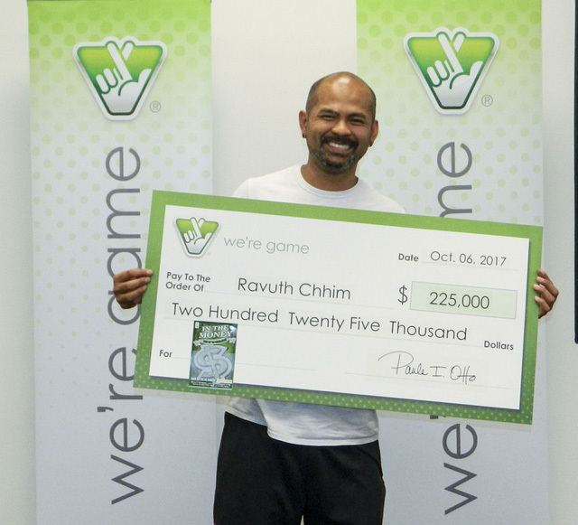 Mua vé số giúp đồng nghiệp, tiện tay mua cho mình, trúng ngay 225.000 USD