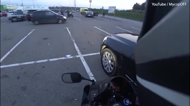 Vứt túi rác giữa đường, mấy phút sau chính túi rác đó bay vào xe