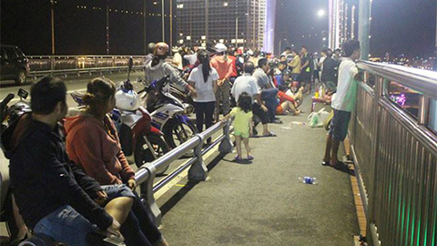 Lái xe ô tô lên cầu rồi nhảy sông tự tử