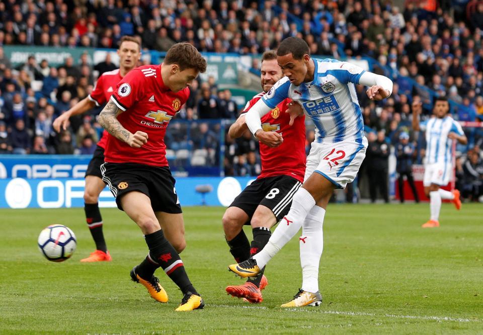 Mourinho bênh vực Lindelof sau màn trình diễn thảm họa