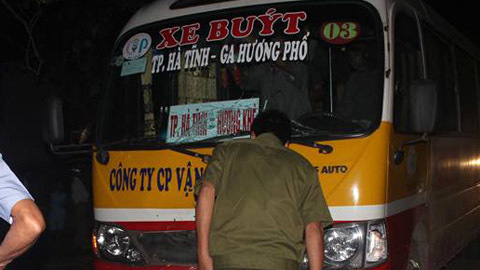 Xe buýt chạy cùng chiều húc người phụ nữ tử vong