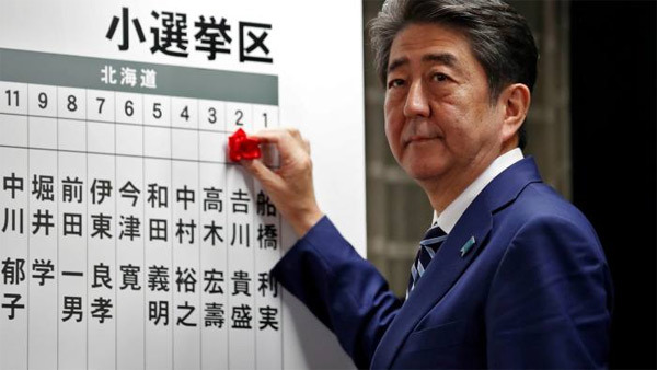 Thủ tướng Nhật Shinzo Abe trên đà thắng cử vang dội