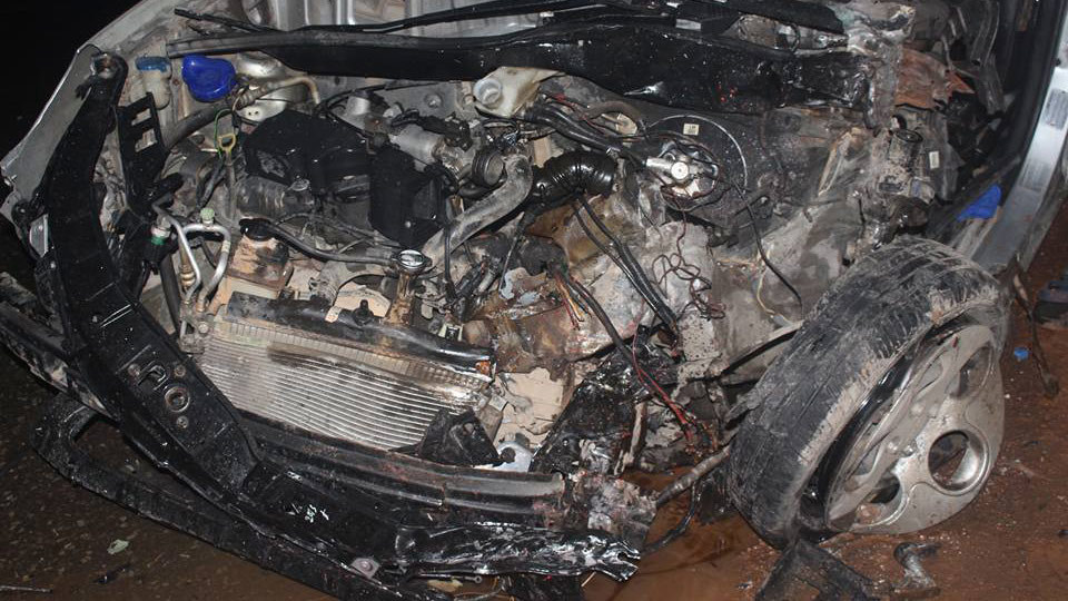 Xe khách đâm nát taxi chở 3 người trên đường Hồ Chí Minh