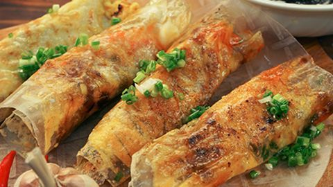 Làm bánh tráng mắm ruốc bằng chảo chống dính