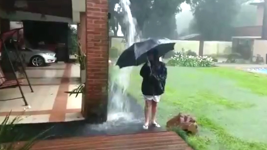 Khóc thét sau khi phấn khích đùa dưới mưa