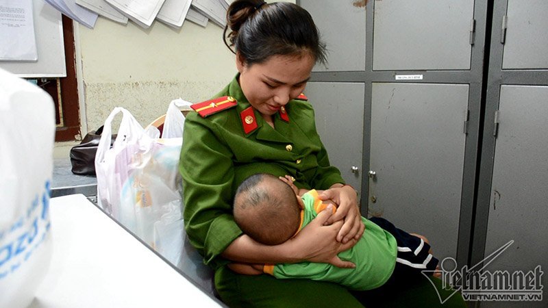 Bé trai được nữ thiếu úy công an cho bú về nhà sau 18 ngày