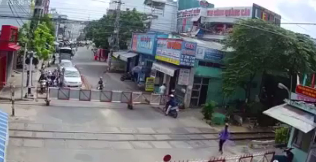 Liều lĩnh tự mở barie băng qua đường ray khi tàu sắp đến