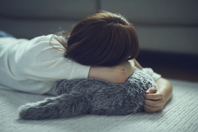 Gối có đuôi ngoe nguẩy như mèo, giải pháp khi người lớn cô đơn