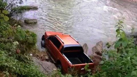 Người đàn ông chết dưới suối gần chiếc ô tô bán tải