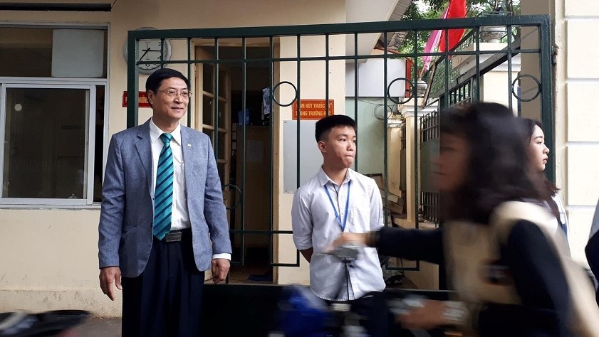 Thầy hiệu trưởng đứng chào học sinh ở cổng trường mỗi ngày