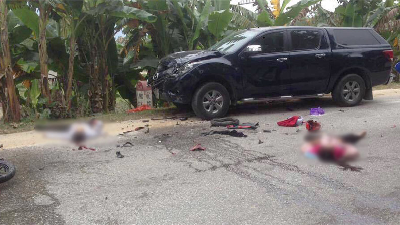 Xế hộp đâm nát đầu xe máy, 2 người thương vong