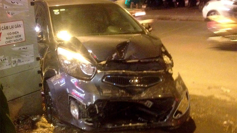 Hà Nội: Ô tô chồm lên vỉa hè tông bẹp 5 ô tô và xe máy