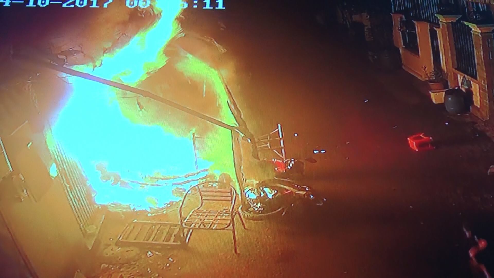 Bà ngoại chết trong tư thế kéo bé 3 tuổi thoát khỏi biển lửa