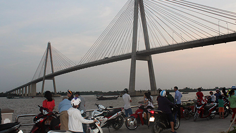 Bỏ lại túi xách, người đàn ông nhảy xuống sông Tiền tự vẫn