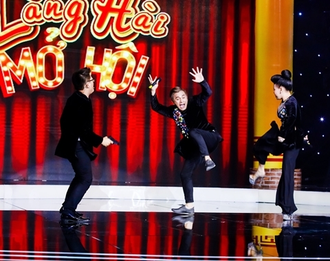 Clip Việt Hương, Đại Nghĩa bắn súng loạn xà ngầu trên sân khấu