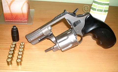 Súng công an xã cướp cò trong cuộc nhậu, 1 người trọng thương