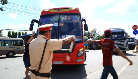 CSGT nói gì với tài xế trả tiền lẻ qua trạm BOT Biên Hòa?